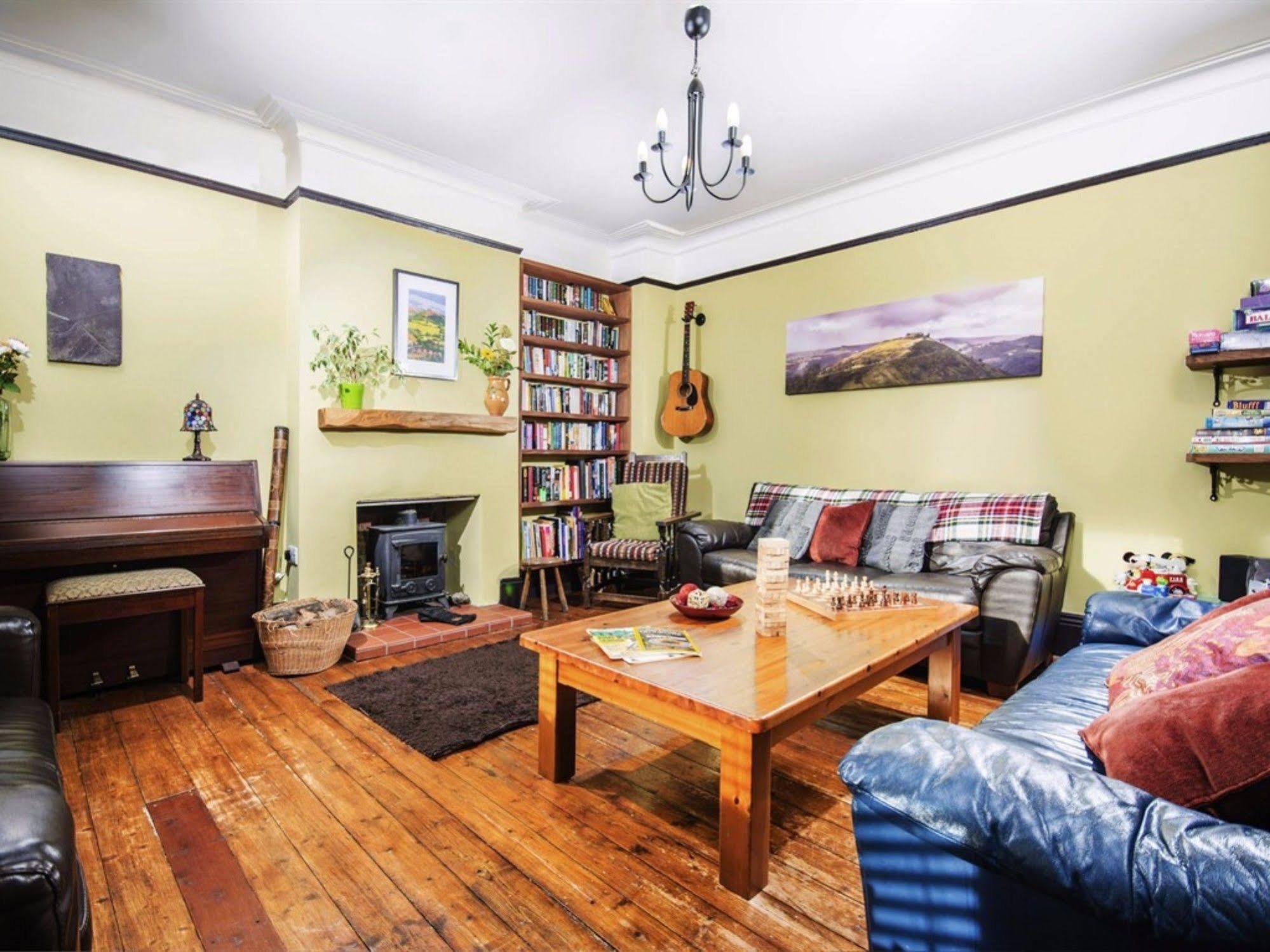 Llangollen Hostel Guest Rooms - No Dormitories - Self Catering Exterior photo